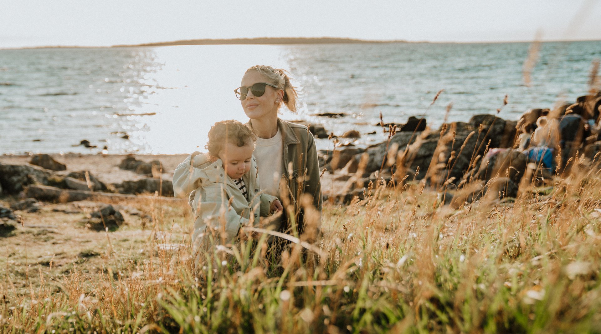 Kvinna med barn på stranden i Båstad